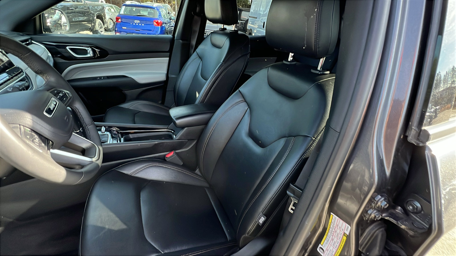 Used 2024 Jeep Compass Limited image 17