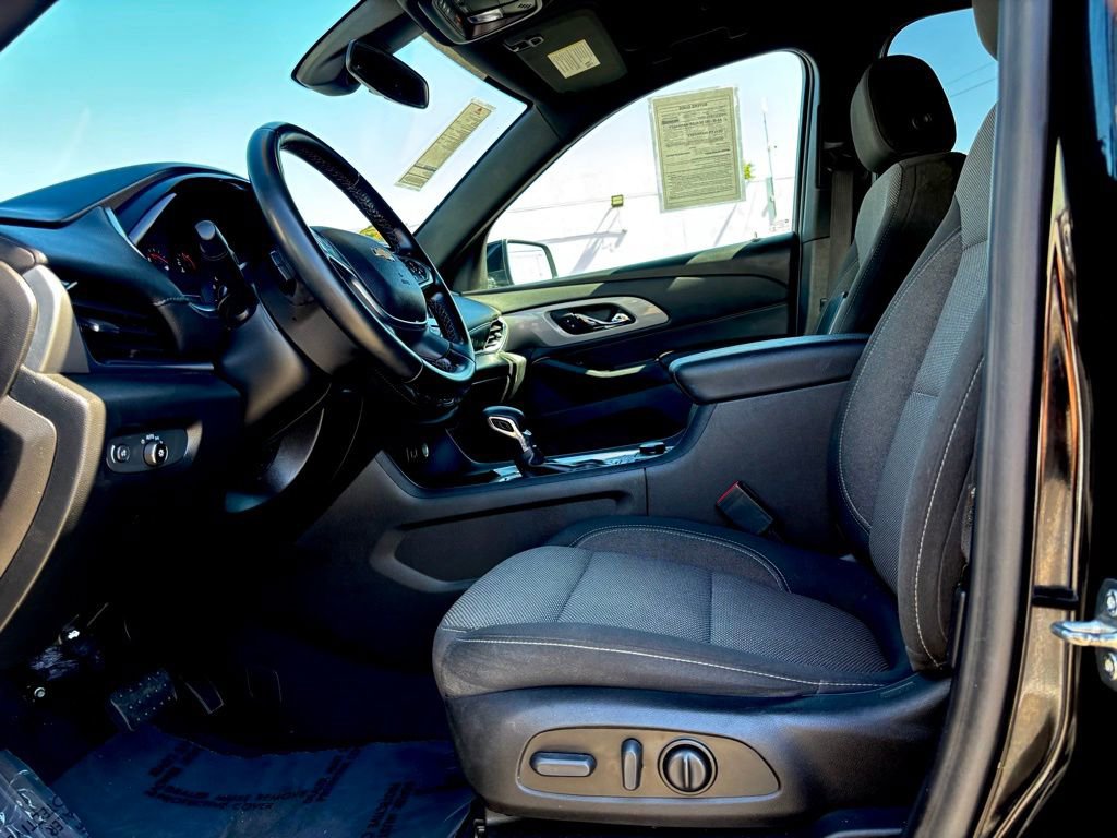 Used 2023 Chevrolet Traverse LT image 12