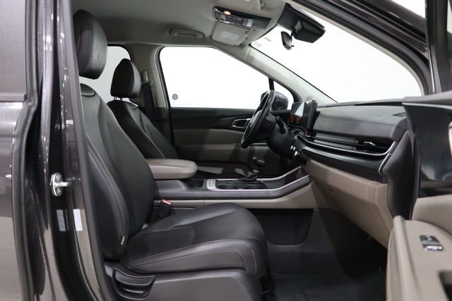 Used 2025 Kia Carnival FWD image 38
