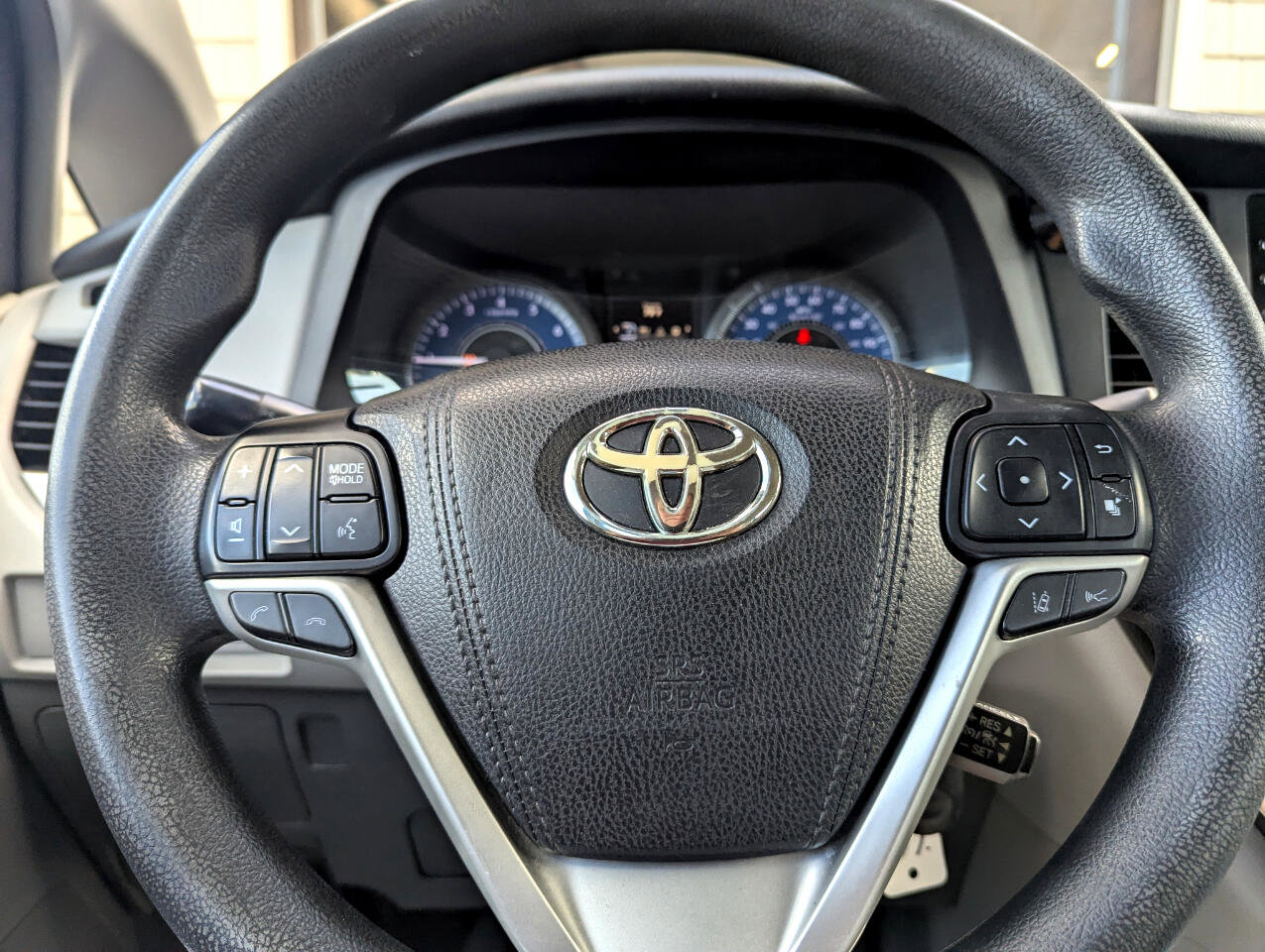 Used 2018 Toyota Sienna L image 15