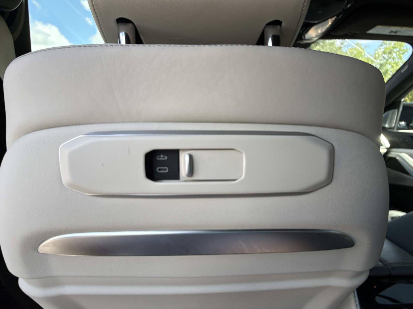 Used 2023 BMW X7 M60i w/ Executive Package AWD/4WD image 16