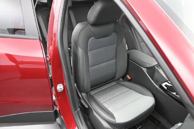 Used 2024 Chevrolet Trax LT w/ Sunroof Package FWD image 19