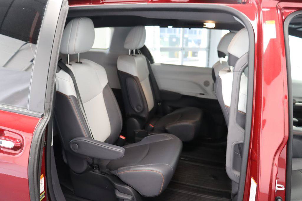 Used 2023 Toyota Sienna XSE w/ XSE Plus Package FWD image 22