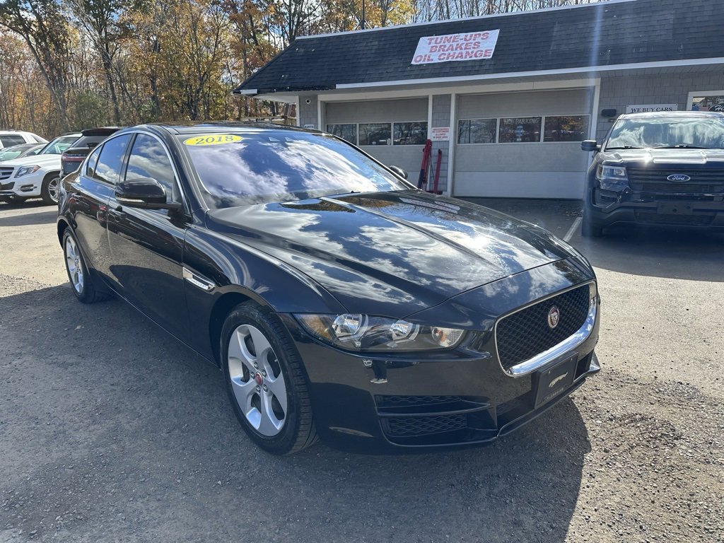 Used 2018 Jaguar XE Premium image 3