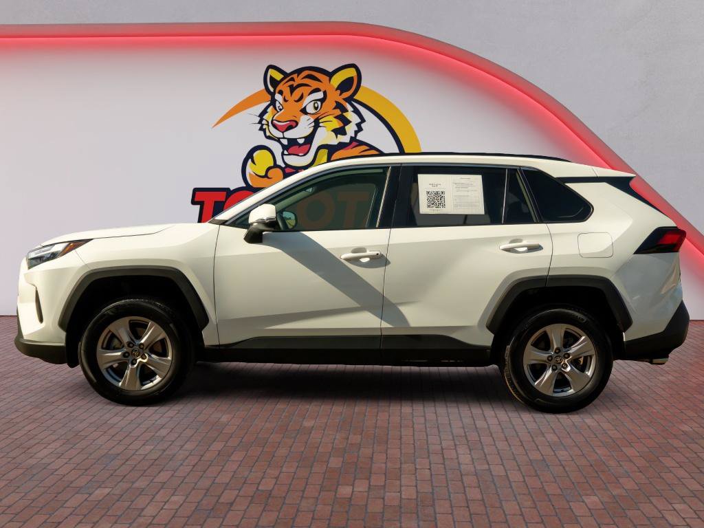 Used 2025 Toyota RAV4 XLE AWD/4WD image 9