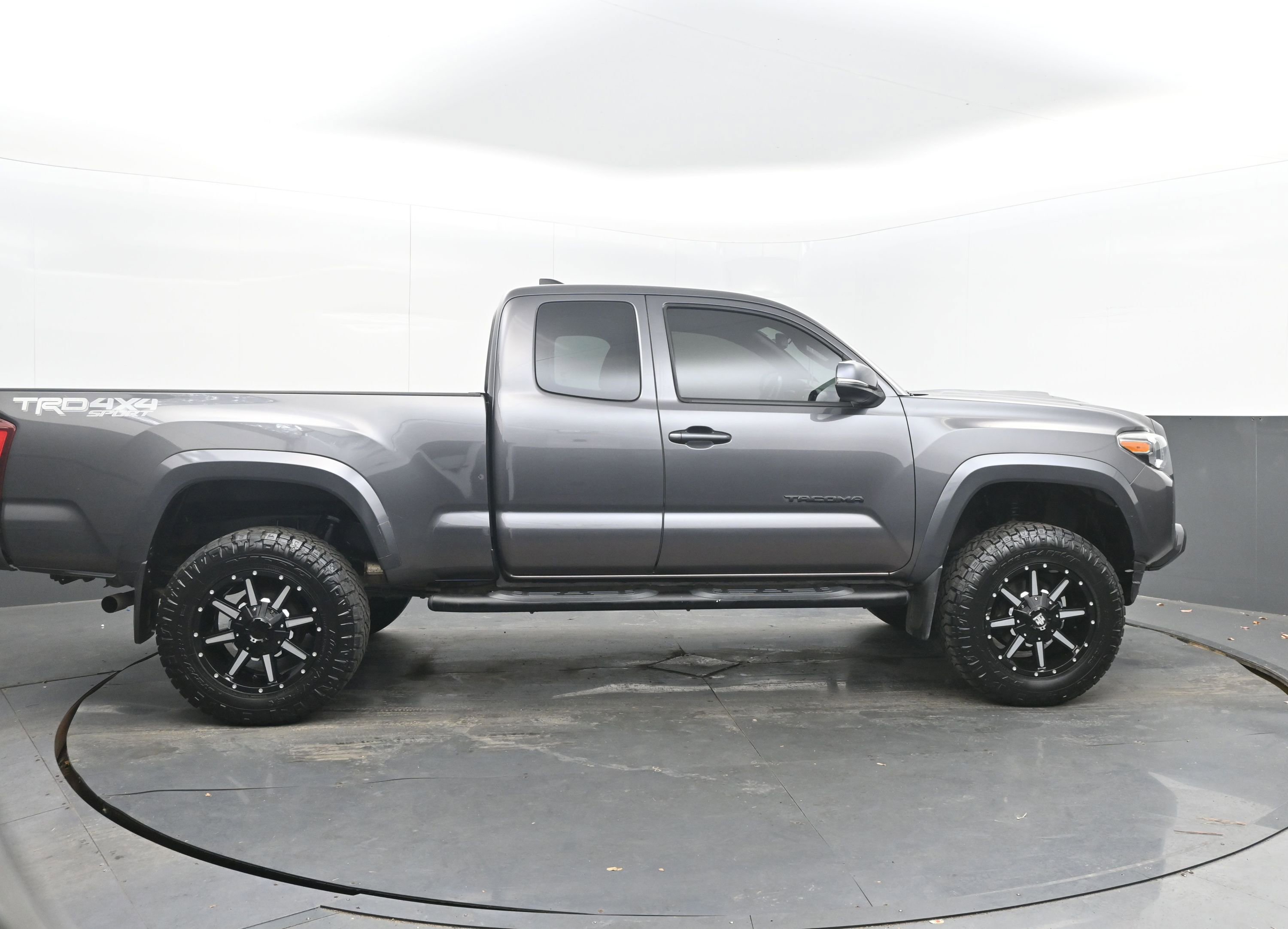 Used 2019 Toyota Tacoma TRD Sport w/ Technology Package image 10