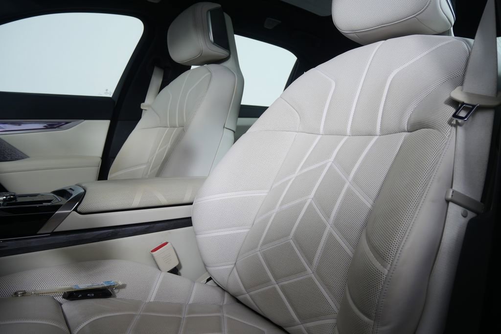 Certified 2023 BMW 760i xDrive w/ Executive Package image 11