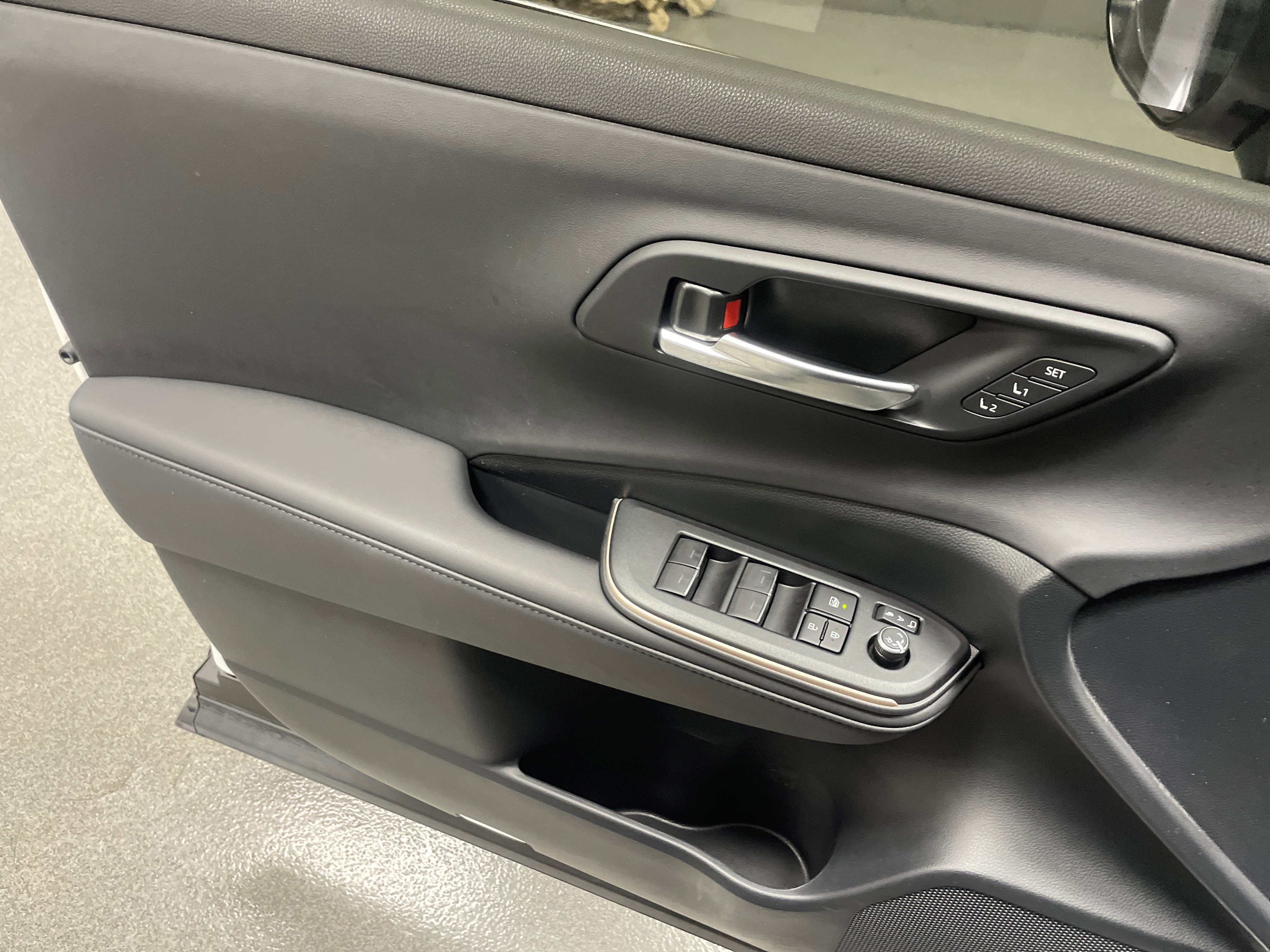 Used 2023 Toyota Crown Limited image 14