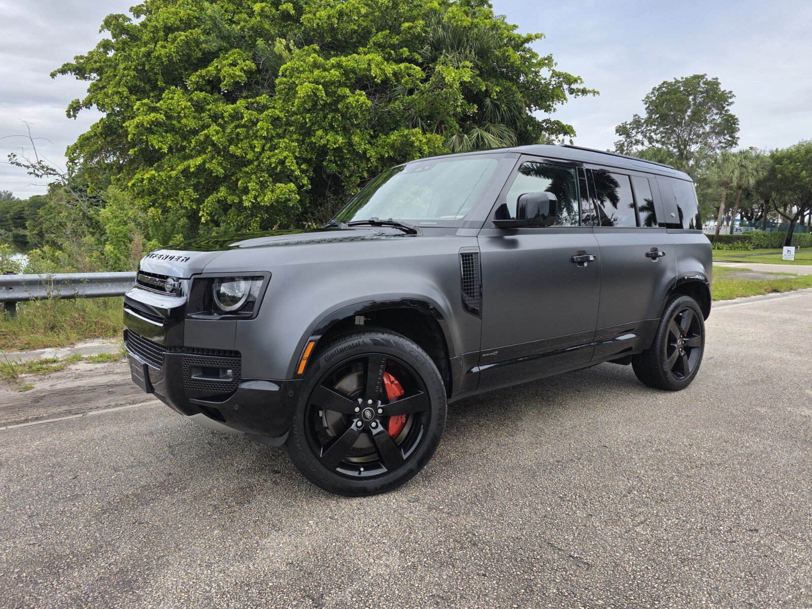 Used 2023 Land Rover Defender 110 X AWD/4WD image 1