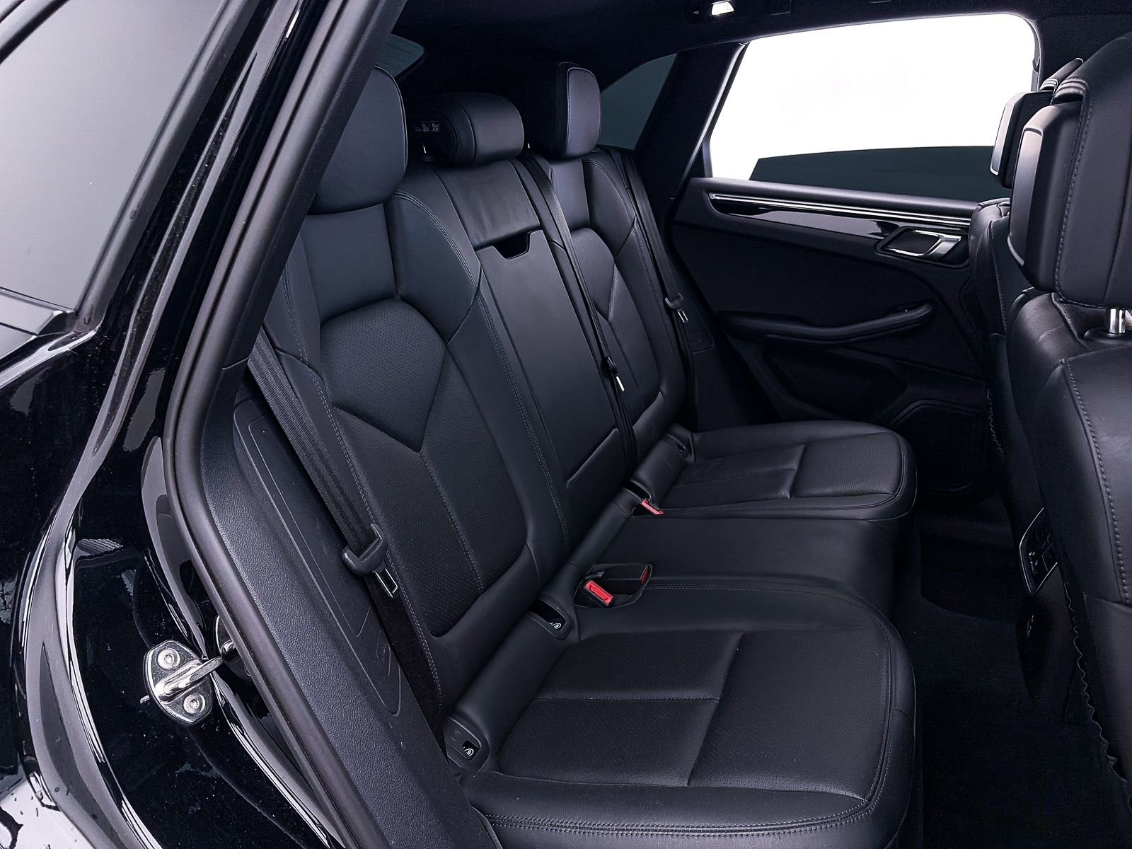 Used 2023 Porsche Macan Turbo image 40