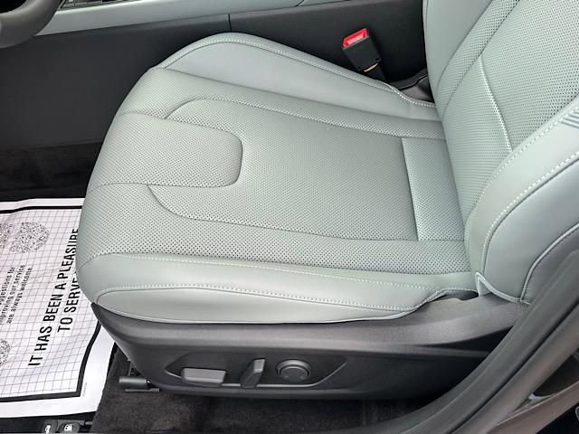 New 2025 Hyundai Elantra Limited image 8