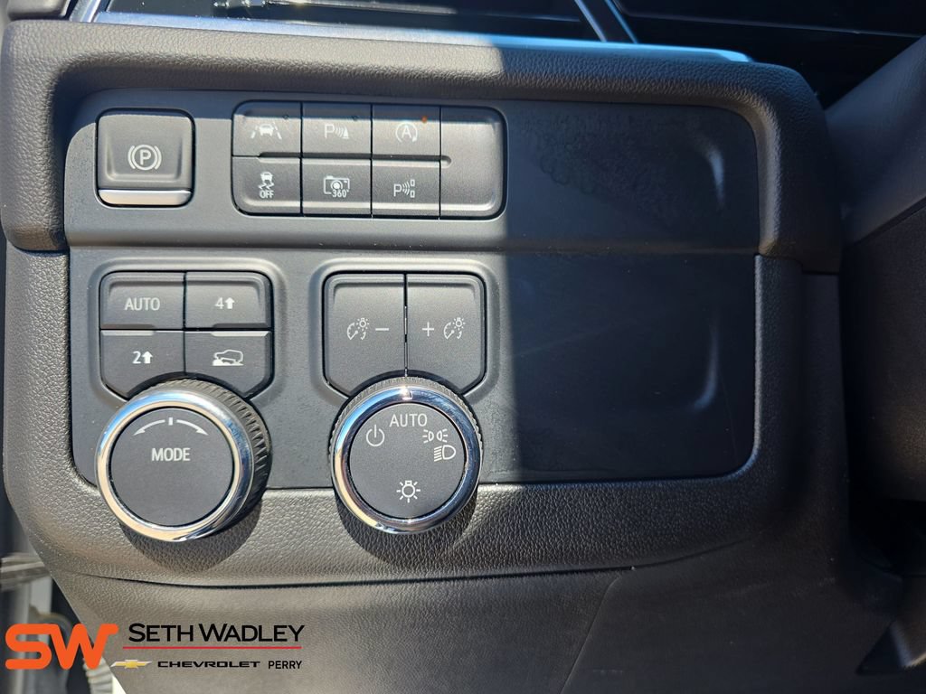 Used 2025 Chevrolet Suburban LT AWD/4WD image 27