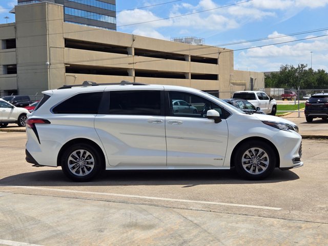 Used 2021 Toyota Sienna XLE FWD image 4