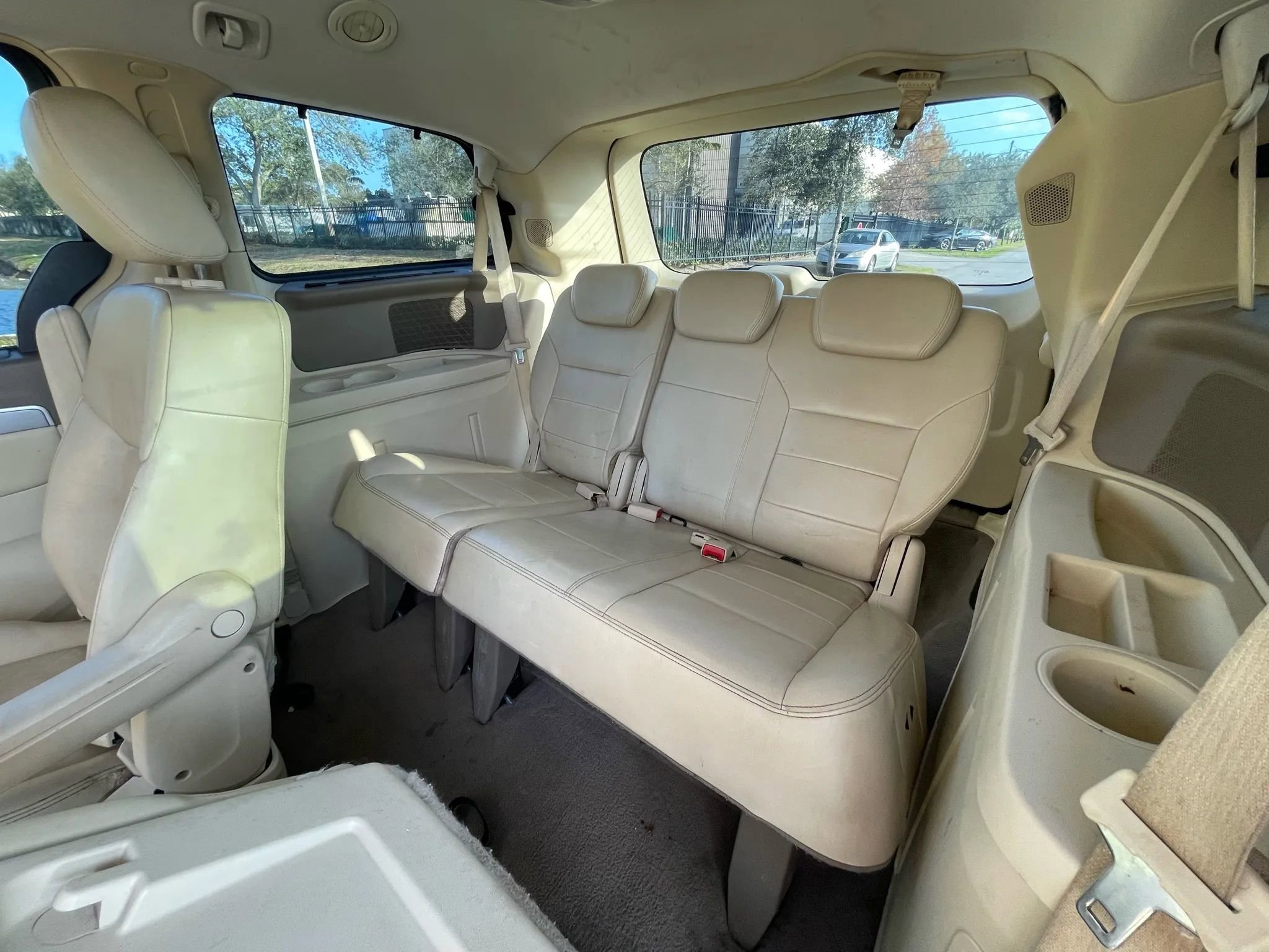 Used 2010 Volkswagen Routan SEL image 31