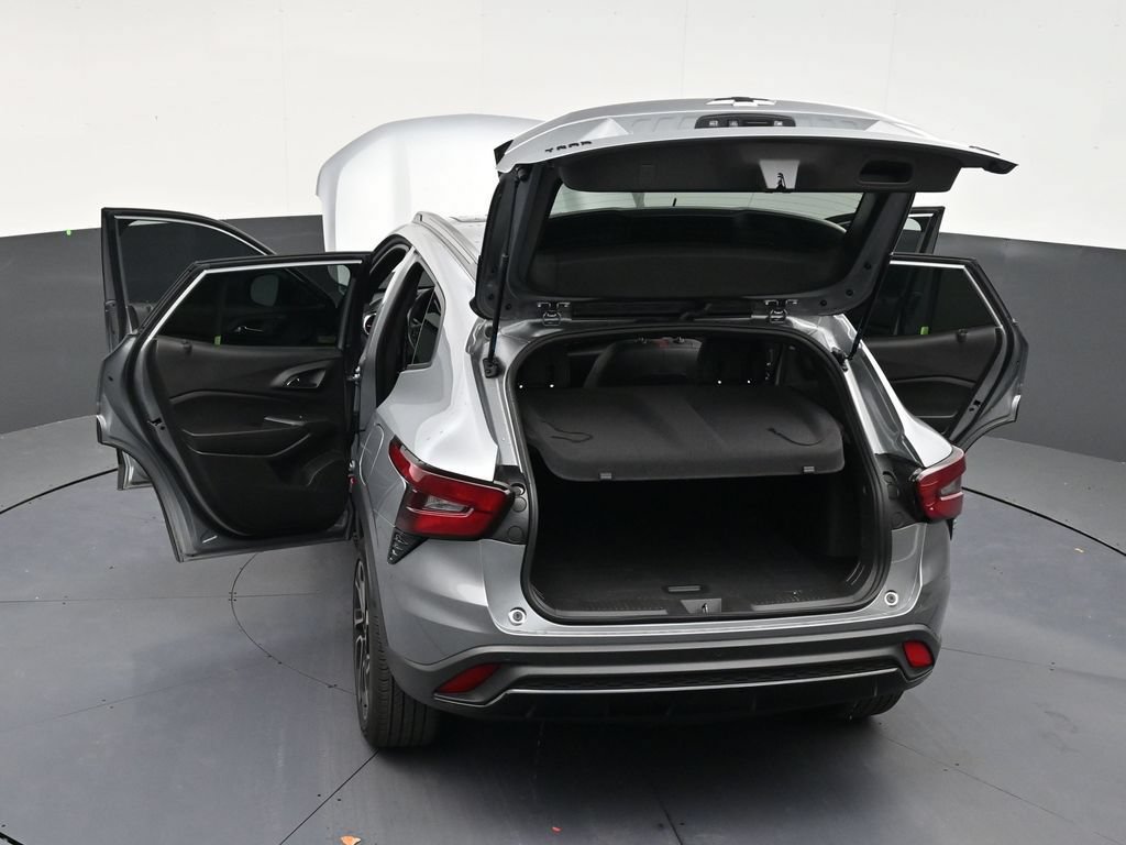 Used 2025 Chevrolet Trax RS w/ Sunroof Package FWD image 31