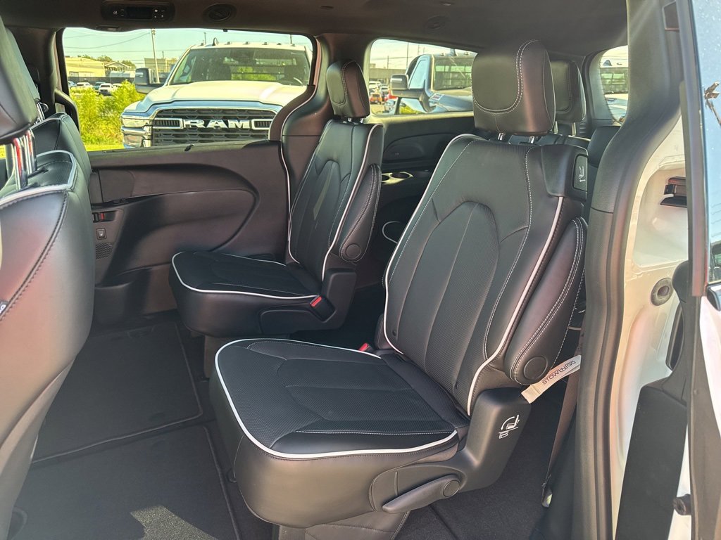 New 2026 Chrysler Pacifica Limited w/ S Appearance Package image 25