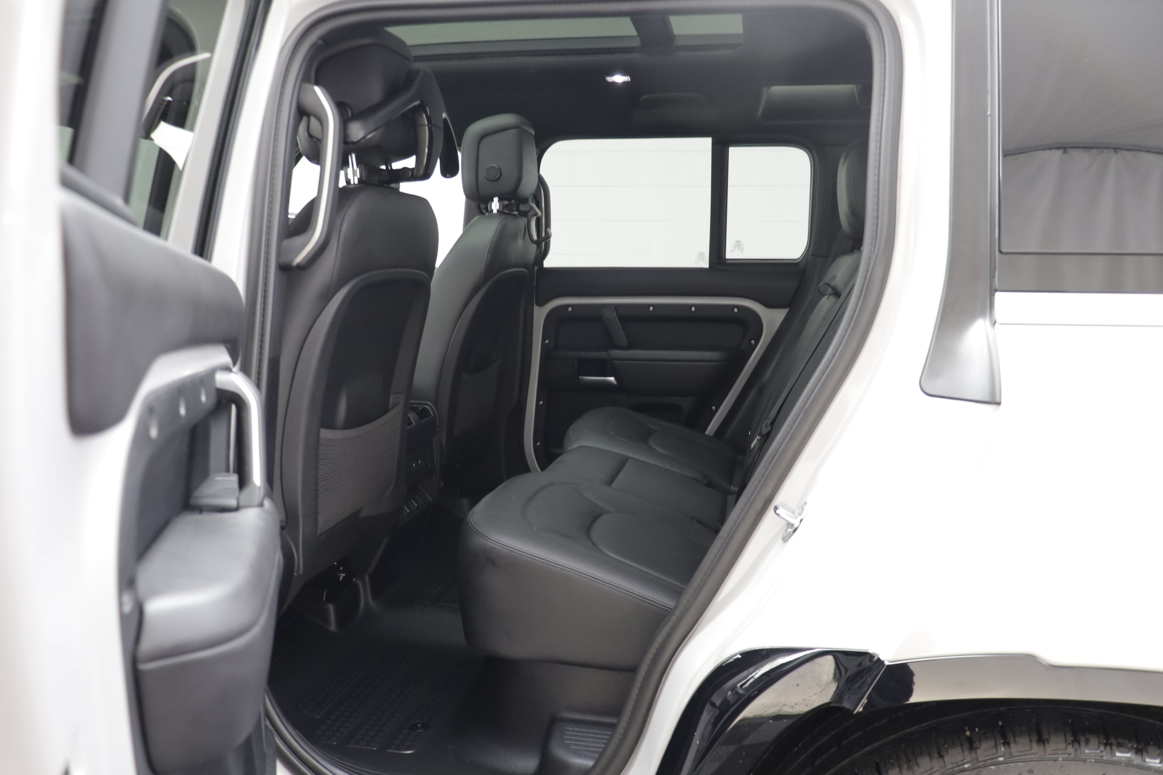 Certified 2026 Land Rover Defender 110 X-Dynamic SE AWD/4WD image 14