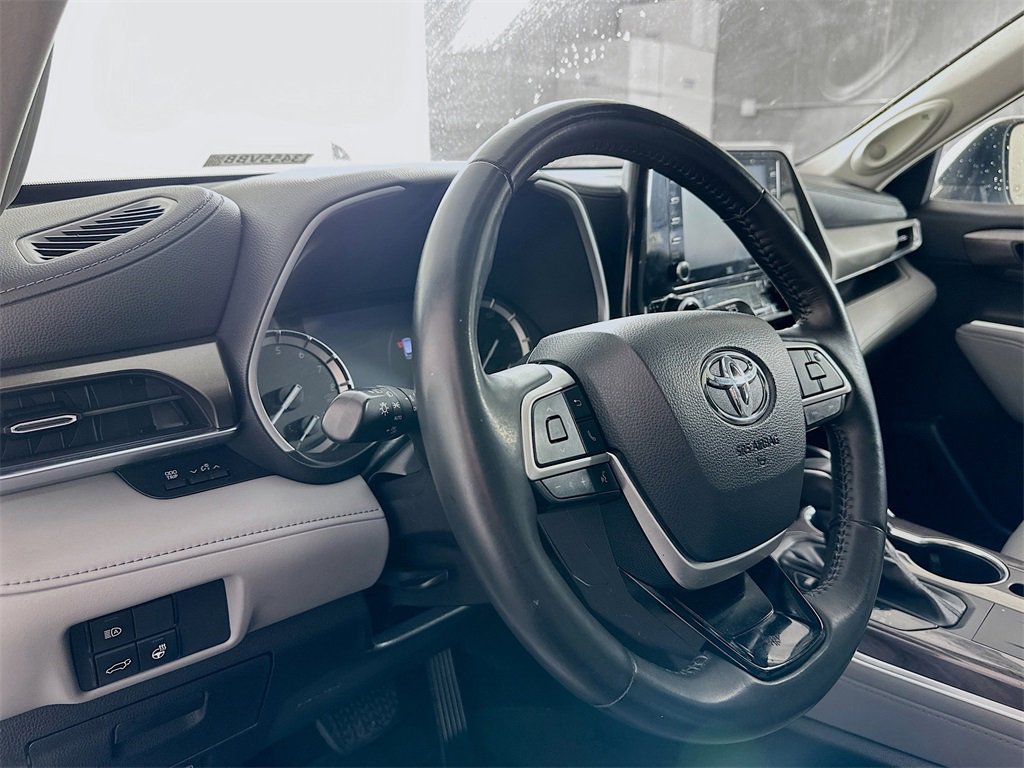 Used 2022 Toyota Highlander Limited image 9