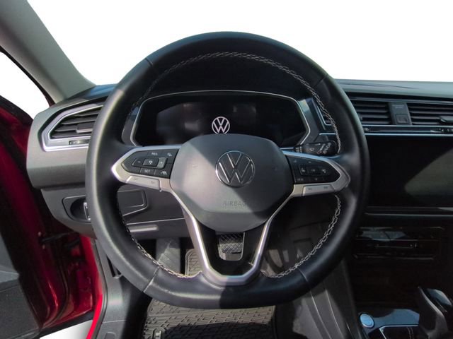 Used 2024 Volkswagen Tiguan SE w/ Panoramic Sunroof Package image 17