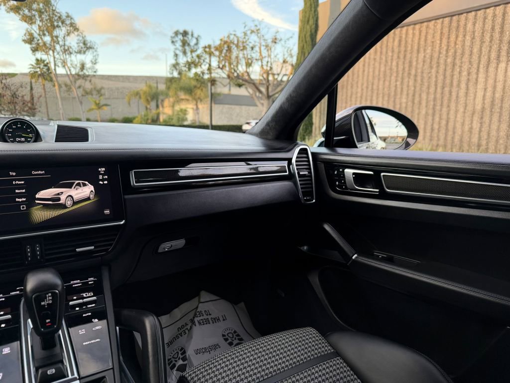 Used 2023 Porsche Cayenne Turbo S AWD/4WD image 67