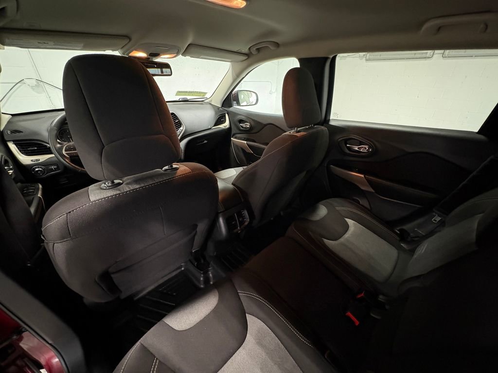 Used 2018 Jeep Cherokee Latitude FWD image 32