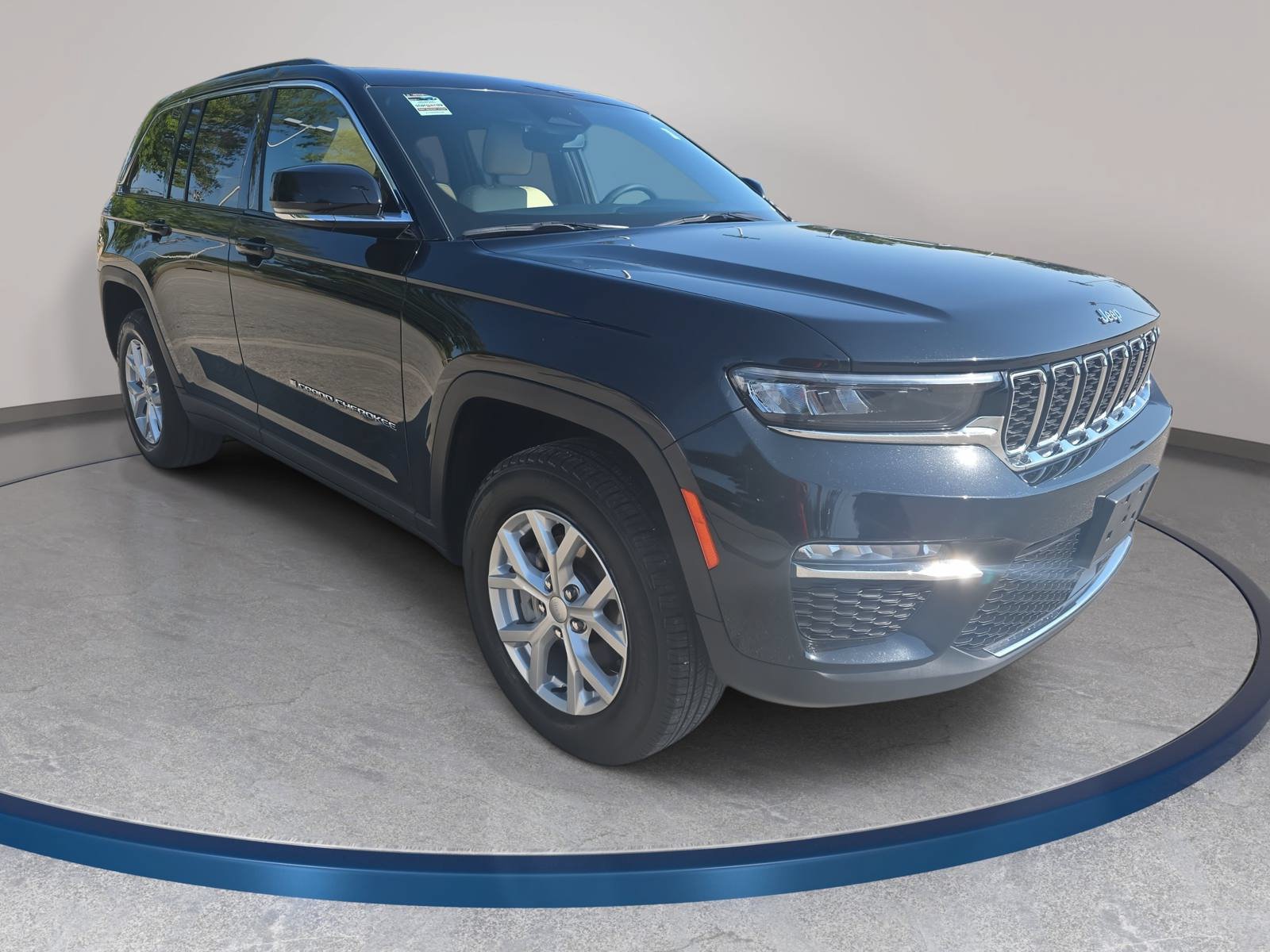 Used 2023 Jeep Grand Cherokee Limited AWD/4WD image 3