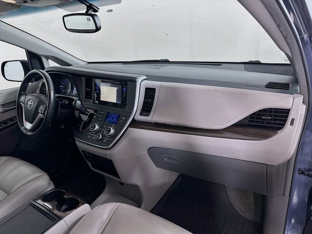 Used 2017 Toyota Sienna XLE image 30