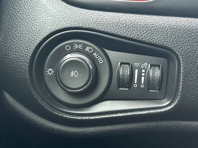 Used 2019 Jeep Renegade Trailhawk AWD/4WD image 32