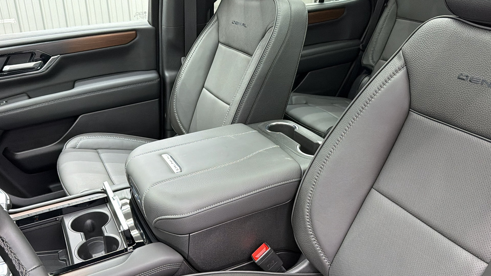 Used 2026 GMC Yukon Denali w/ Sun & Power Step Package AWD/4WD image 23