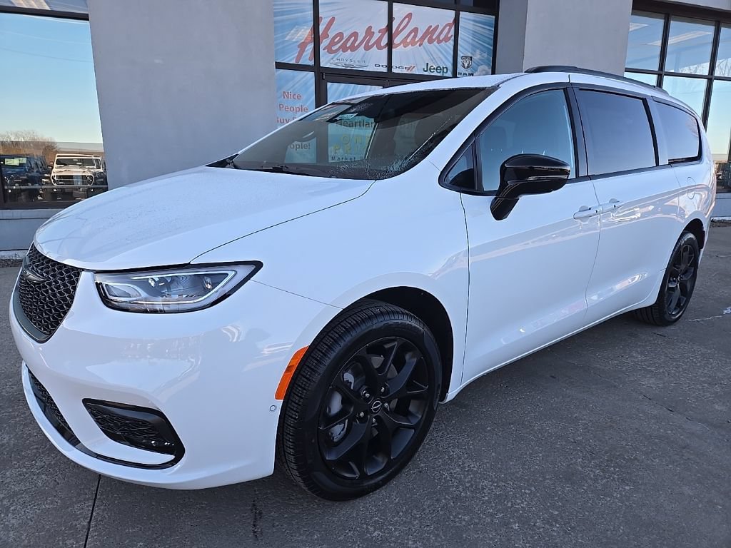 New 2026 Chrysler Pacifica Select w/ S Appearance Package AWD/4WD image 2
