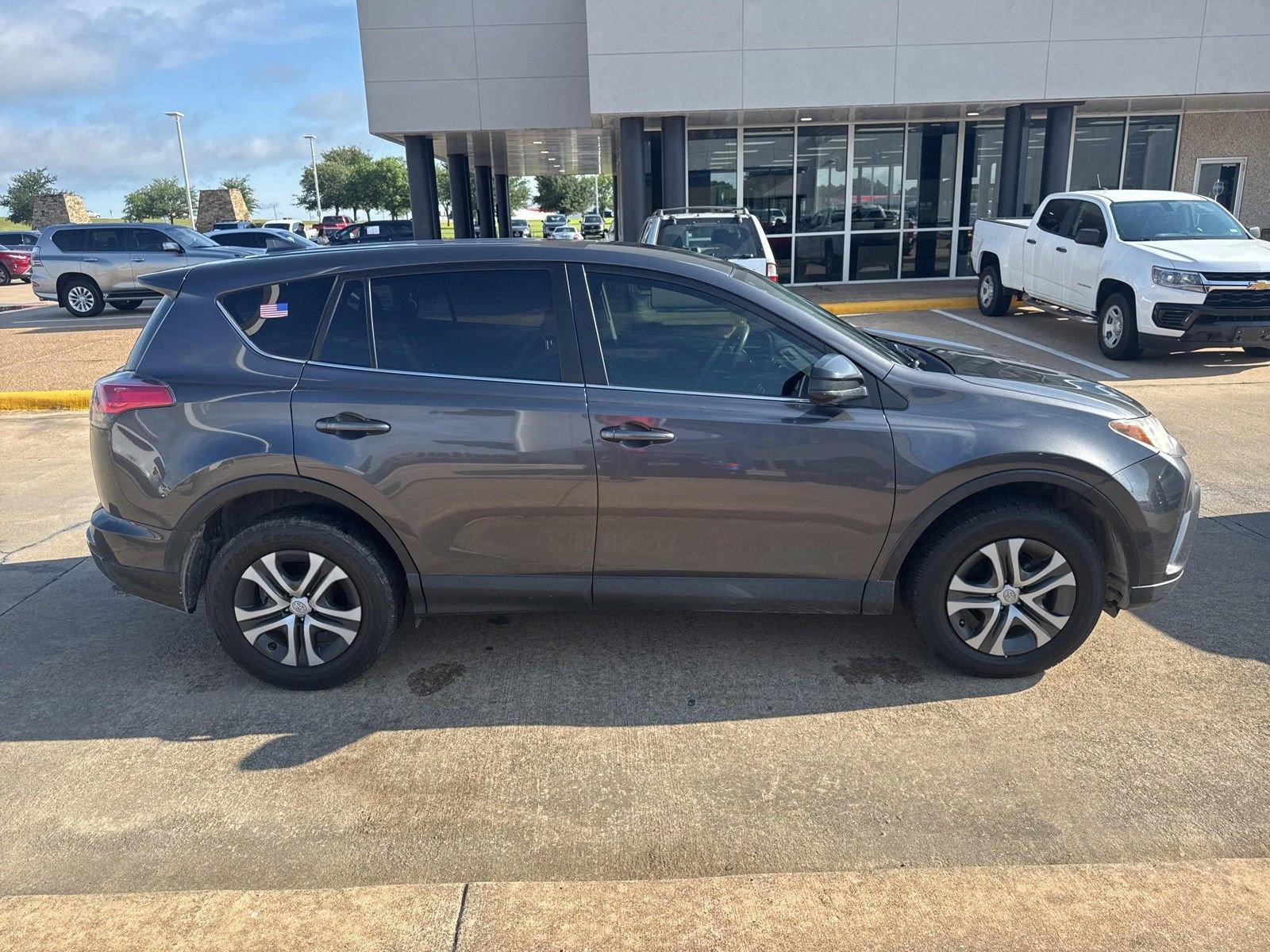 Used 2018 Toyota RAV4 LE FWD image 6