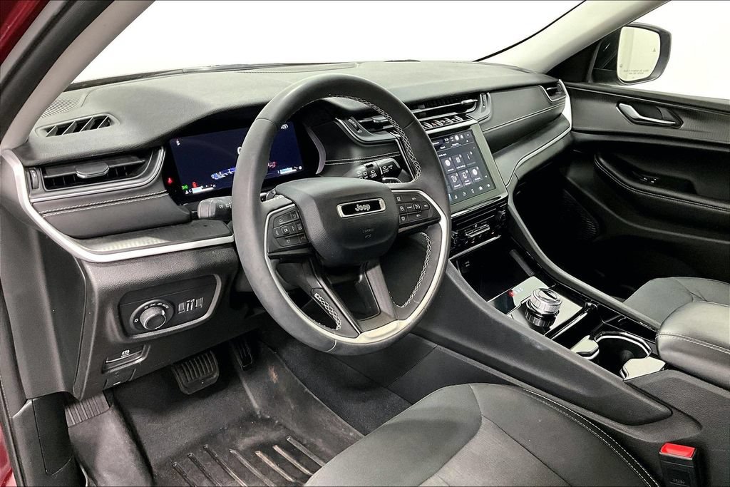 Used 2023 Jeep Grand Cherokee Laredo AWD/4WD image 13