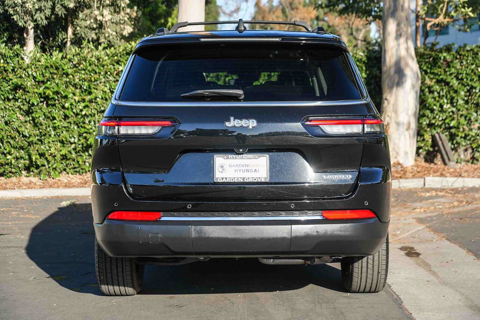 Used 2023 Jeep Grand Cherokee L Limited RWD image 7