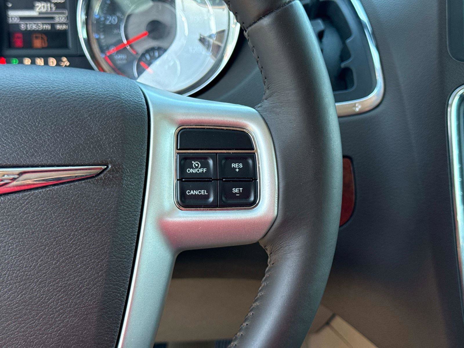 Used 2016 Chrysler Town & Country Touring image 29