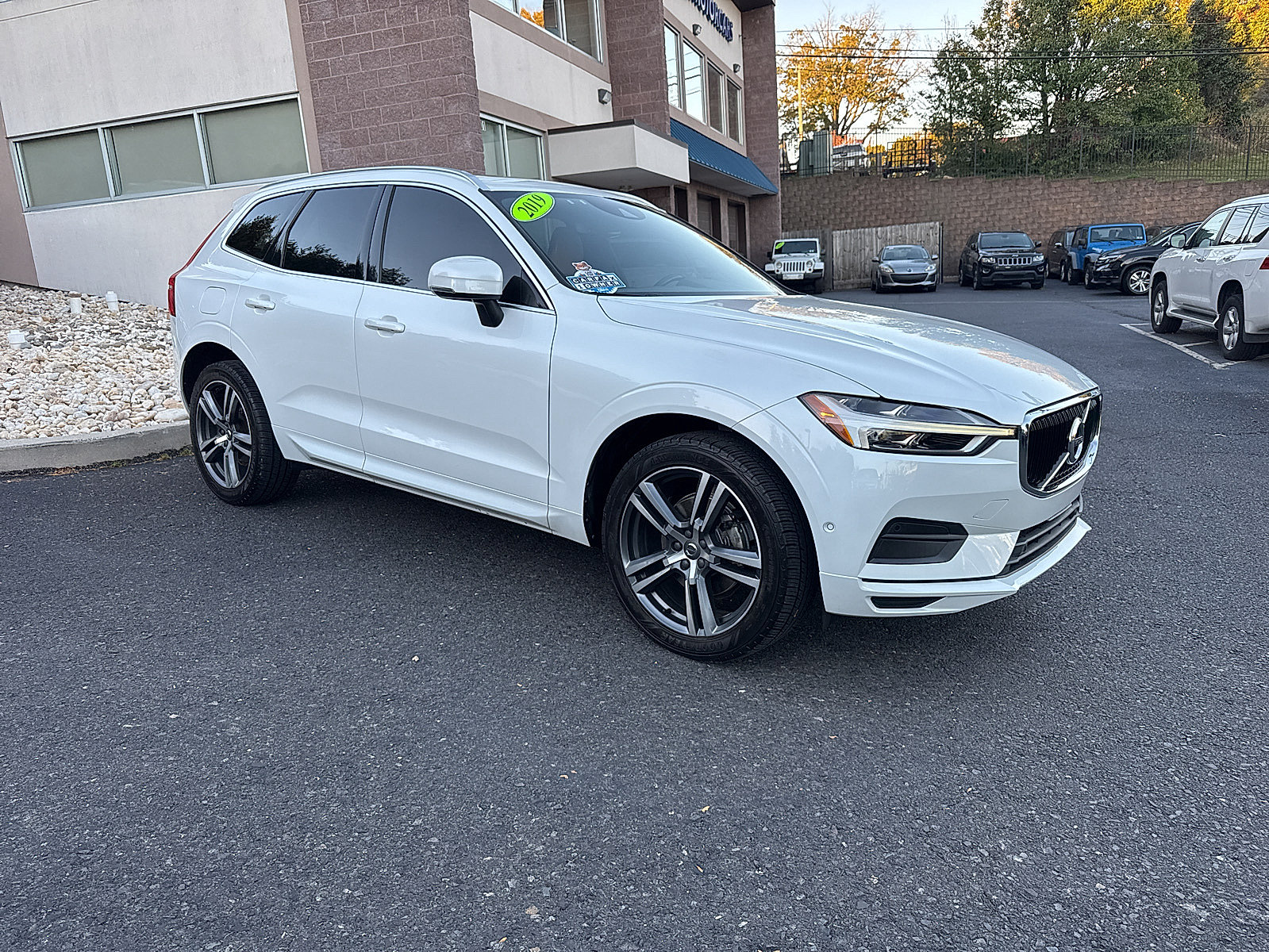 Used 2019 Volvo XC60 T5 Momentum w/ Multimedia Package AWD/4WD image 2