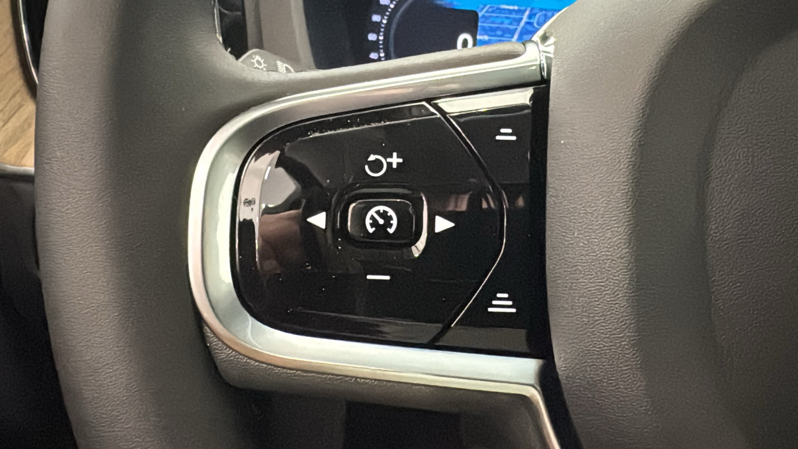 New 2026 Volvo XC60 B5 Plus w/ Protection Package Premier AWD/4WD image 13