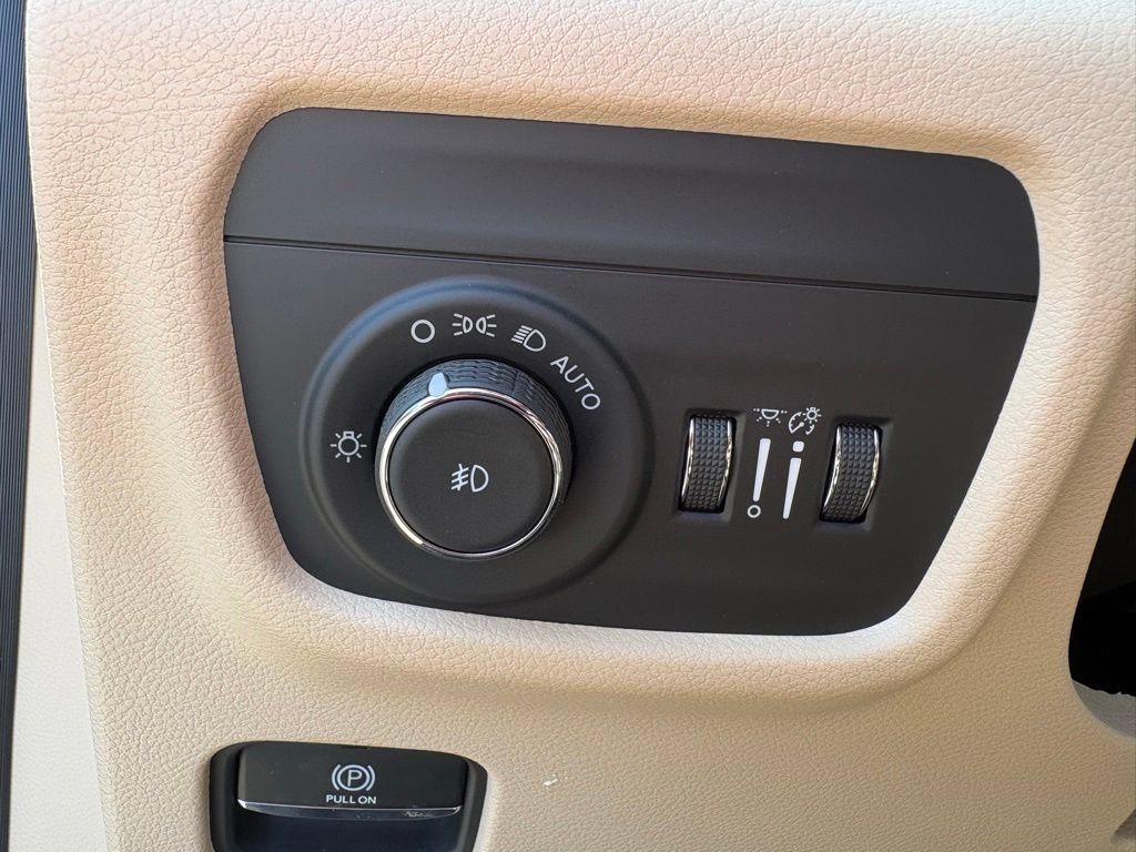 Used 2023 Jeep Grand Cherokee L Limited AWD/4WD image 19