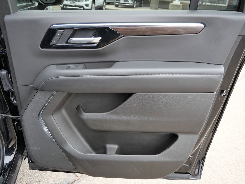 Used 2025 Chevrolet Suburban Z71 image 18