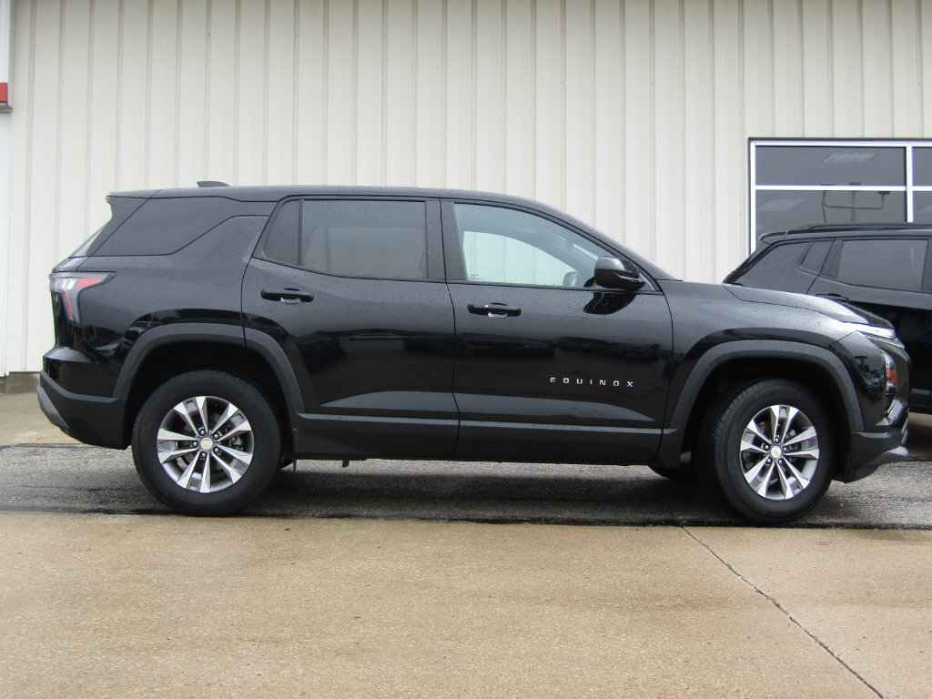 Used 2026 Chevrolet Equinox LT AWD/4WD image 2