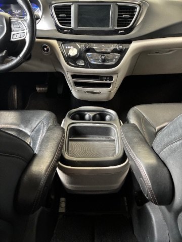 Used 2020 Chrysler Pacifica Touring-L FWD image 25