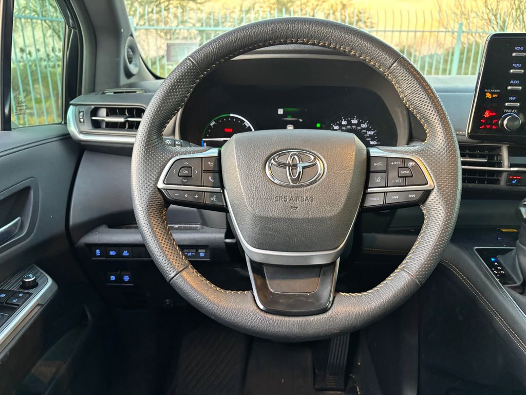 Used 2024 Toyota Sienna XLE Woodland Edition image 6