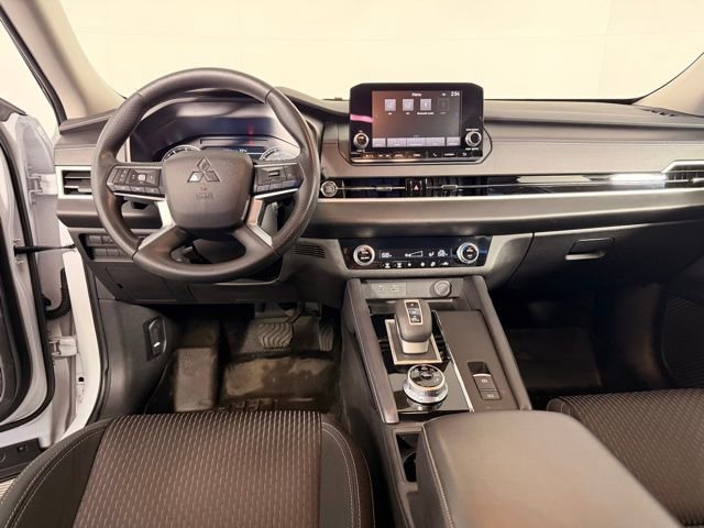 Used 2024 Mitsubishi Outlander ES image 31