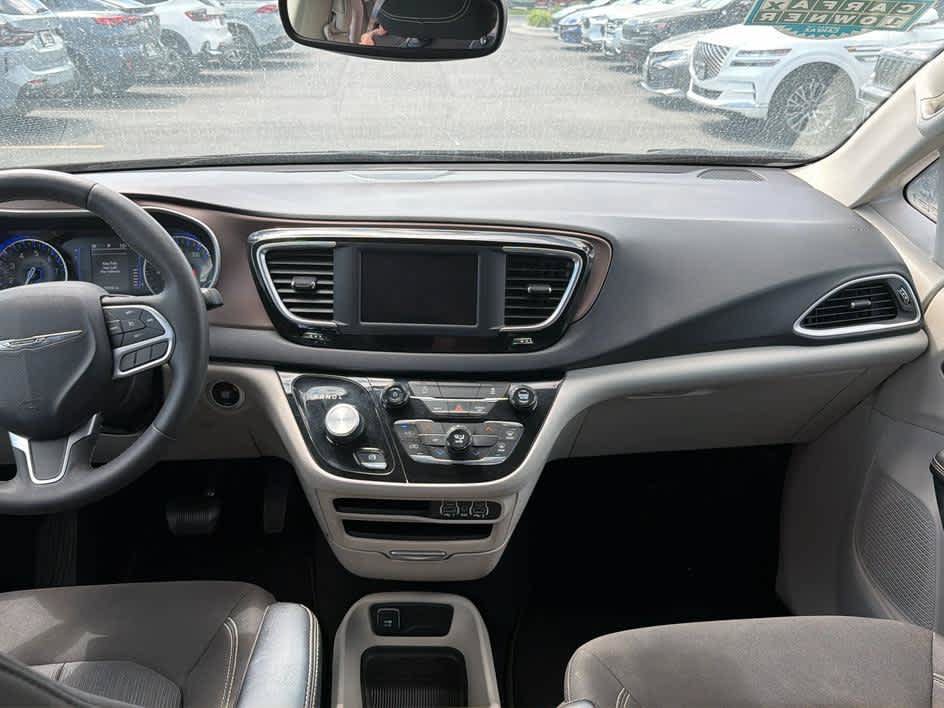 Used 2023 Chrysler Voyager LX FWD image 18