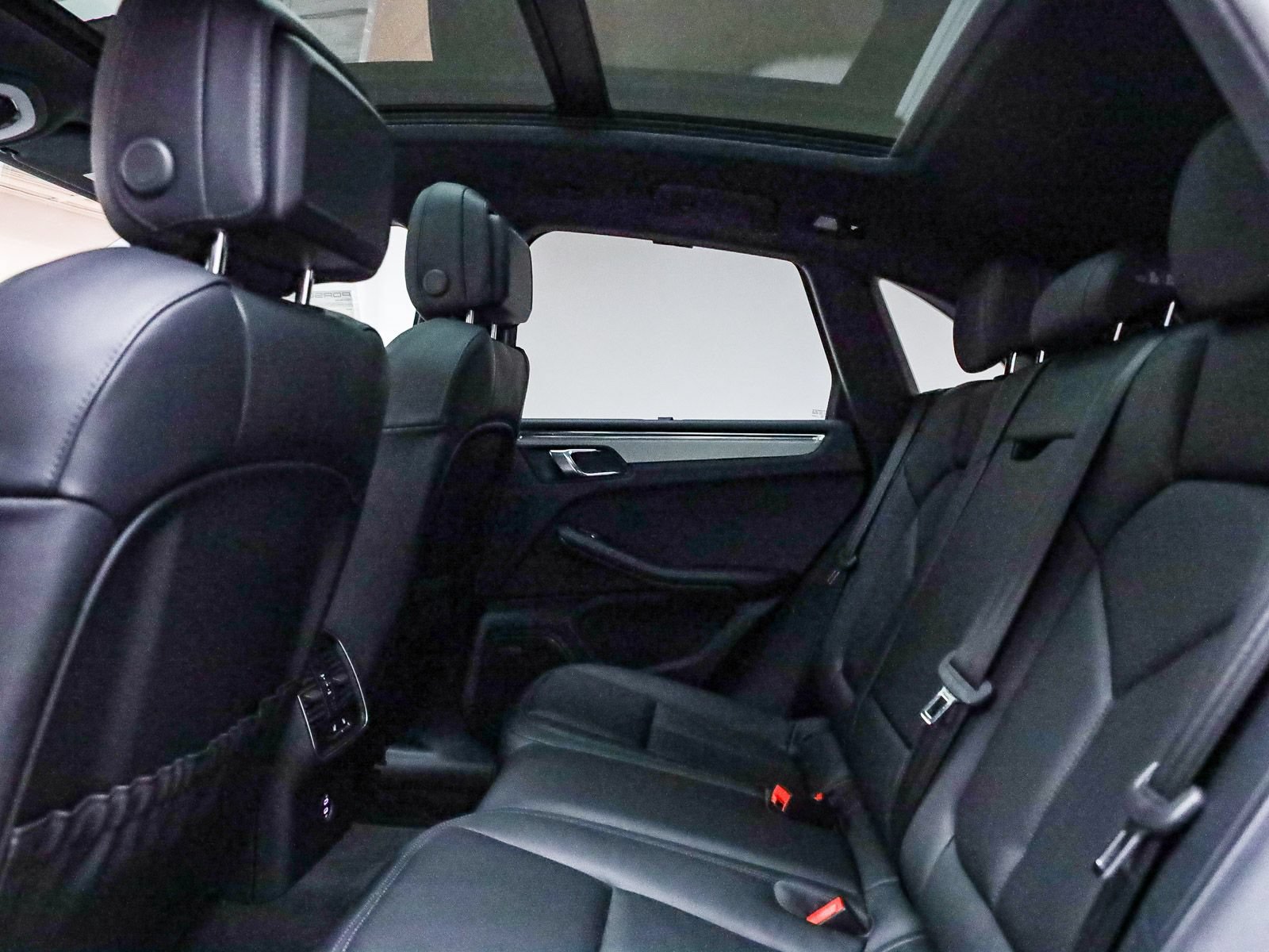 Certified 2026 Porsche Macan AWD/4WD image 23