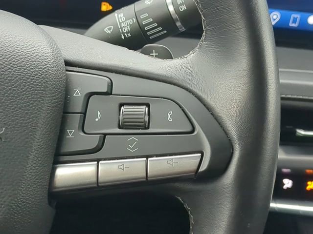 Used 2025 Cadillac XT4 Premium Luxury FWD image 30