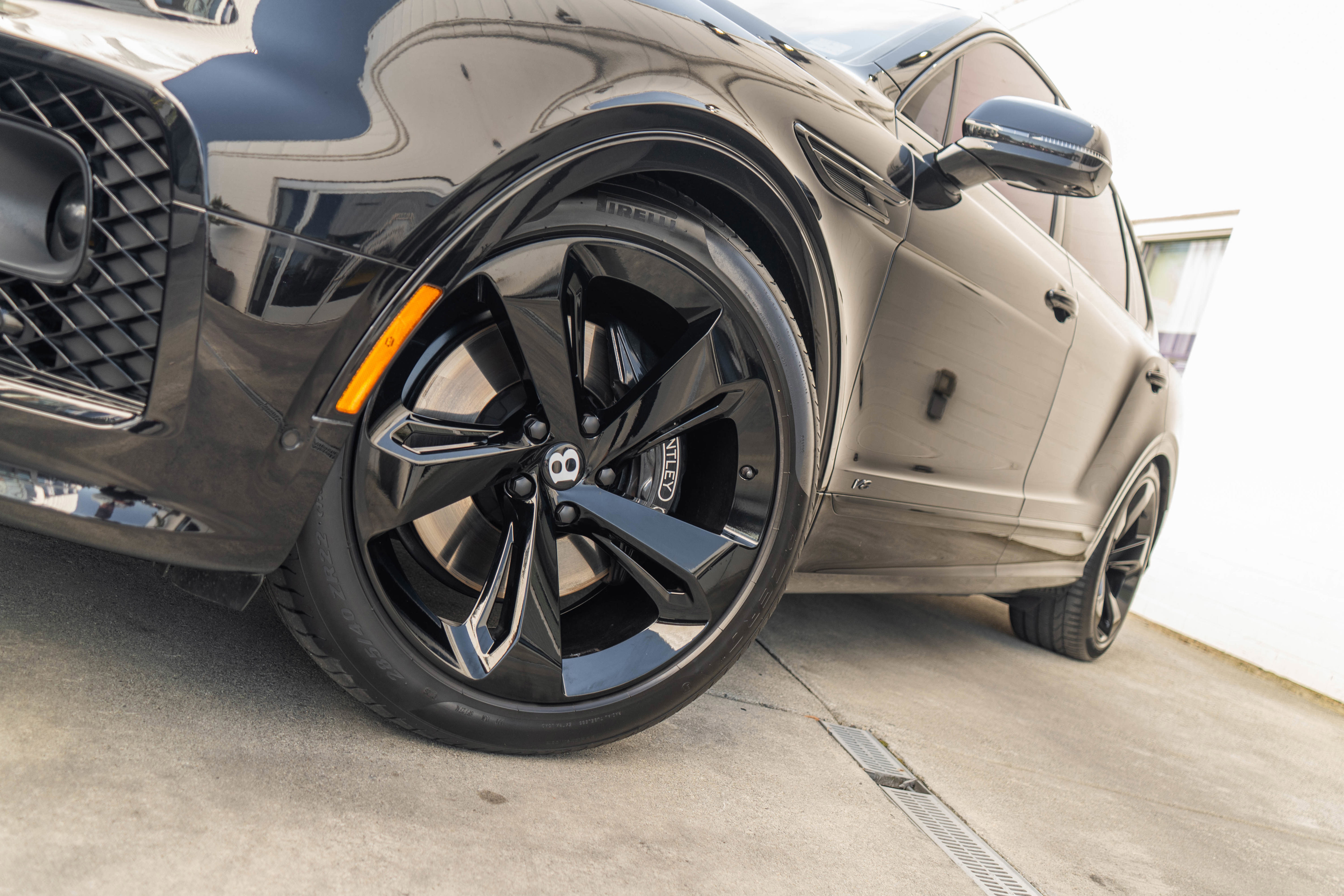 Used 2022 Bentley Bentayga image 4