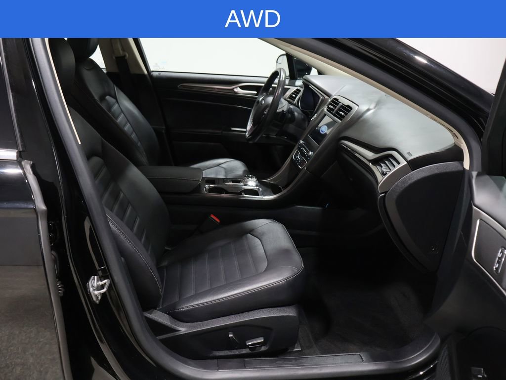 Used 2017 Ford Fusion SE w/ Fusion SE Technology Package image 4