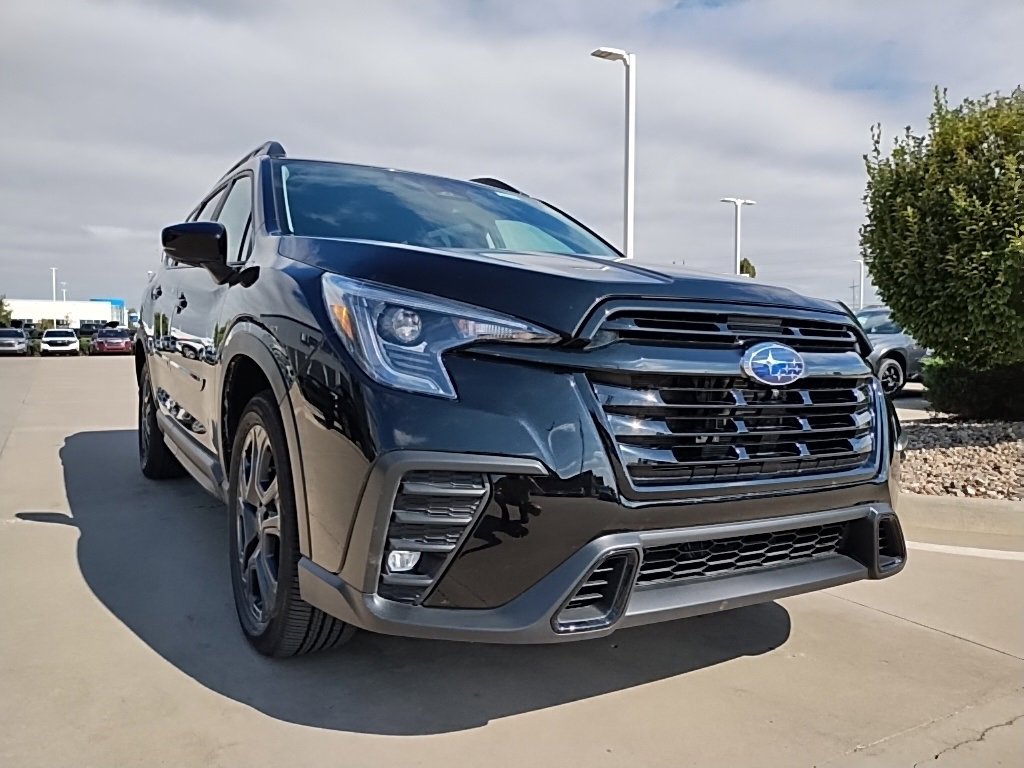 Used 2025 Subaru Ascent Bronze Edition image 4