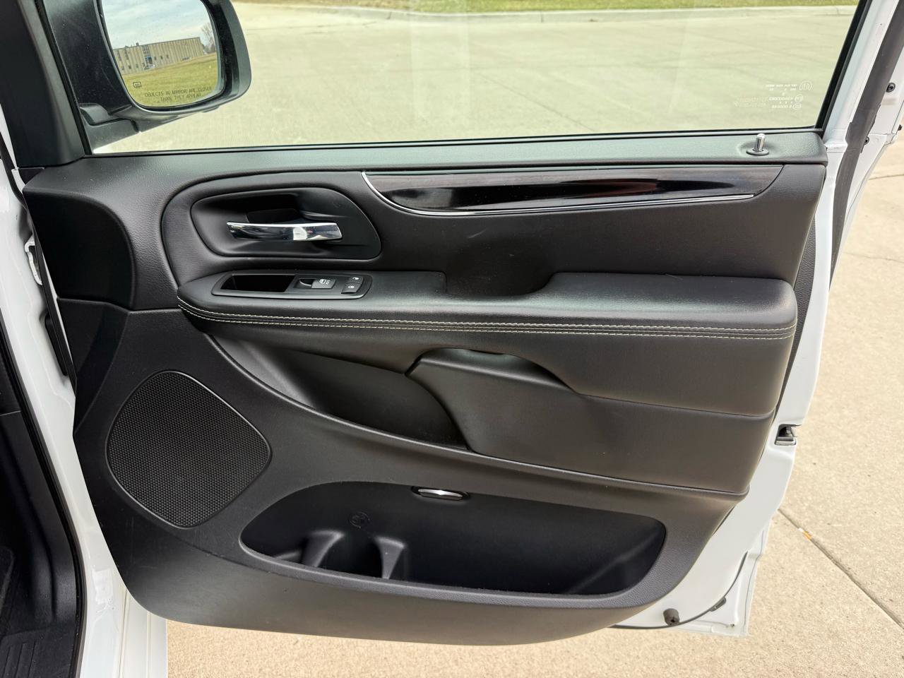 Used 2014 Chrysler Town & Country S FWD image 31
