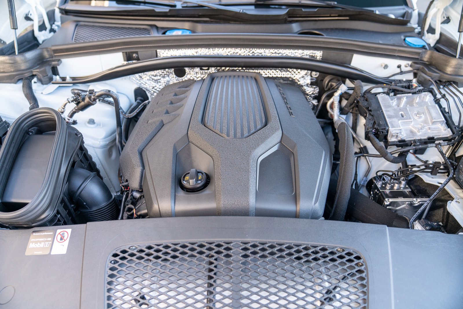 Certified 2025 Porsche Macan image 25